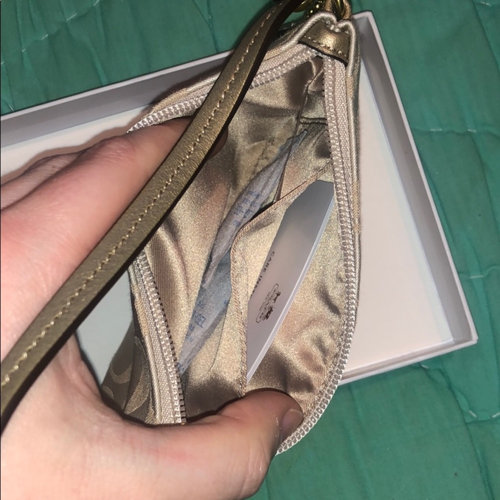New never used Coach signature tan zip wristlet - Picture 3 of 7